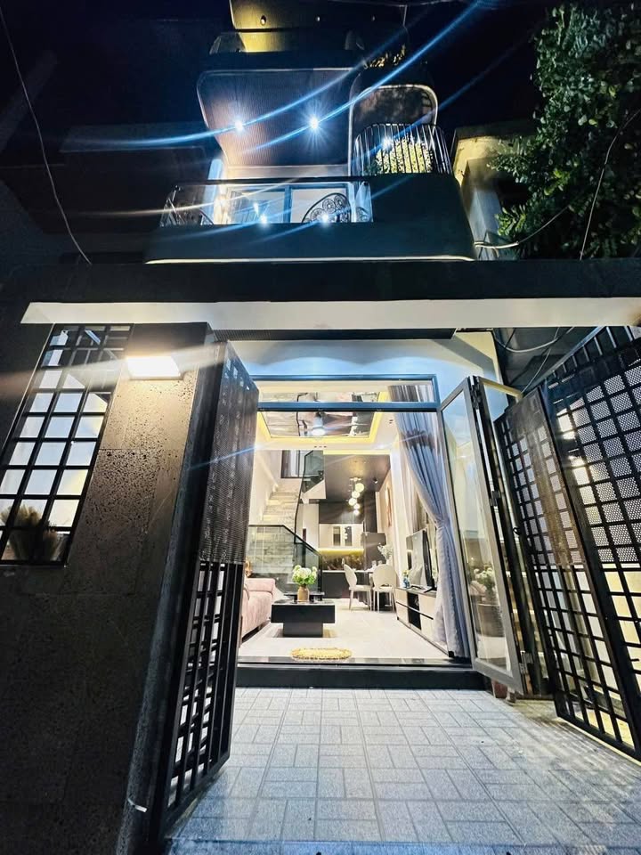 Nhà 3 tầng 56m² Nguyễn Văn Linh Hải Châu giá 5.95 tỷ - Sẵn khách thuê 22 triệu/tháng!