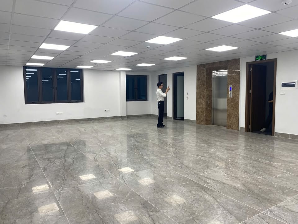 Văn phòng cho thuê tại mặt phố Xã Đàn, Đống Đa 100m² chỉ 15 triệu/tháng - Đầy đủ tiện nghi!