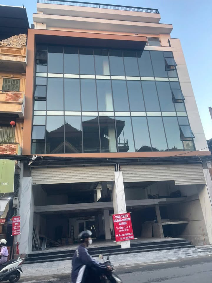 Cho thuê mặt bằng văn phòng tại Đường La Thành, 250m², giá 40 triệu/tháng - Phong cách hiện đại, view đẹp!