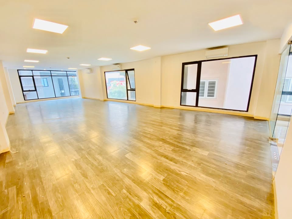 Văn phòng cho thuê lô góc tại Vũ Trọng Phụng, Thanh Xuân 110m² - Không gian thoáng đãng, giá chỉ 21.5 triệu!