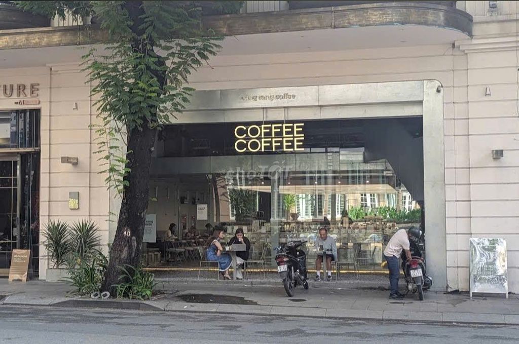 Mặt bằng cho thuê Quận 1 diện tích 220m² - Vị trí đắc địa ngay Nhà Hát Thành Phố