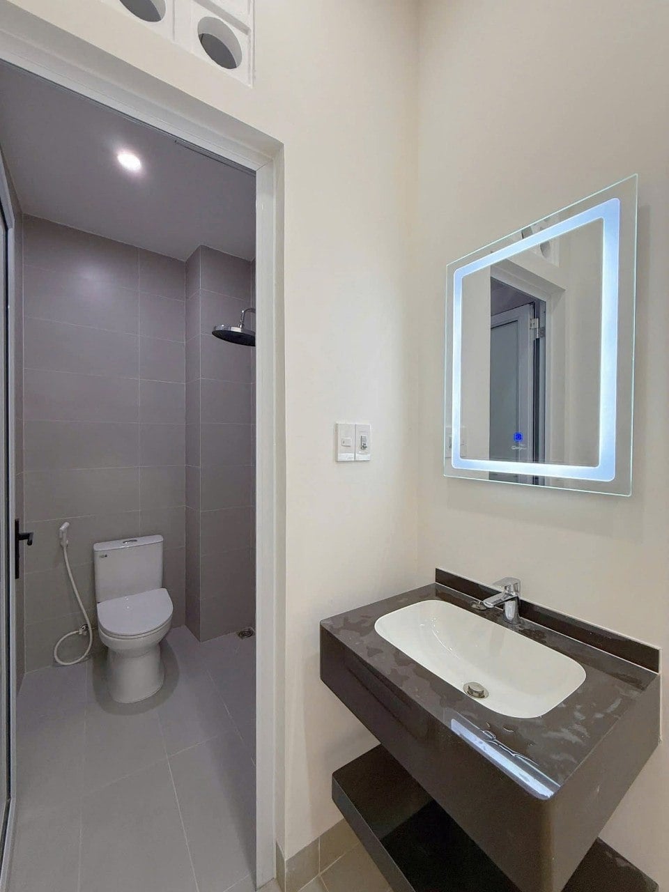 Nhà đẹp 3 tầng Hòa Cường Bắc 57m² giá 5.75 tỷ - Để lại toàn bộ nội thất sang trọng!