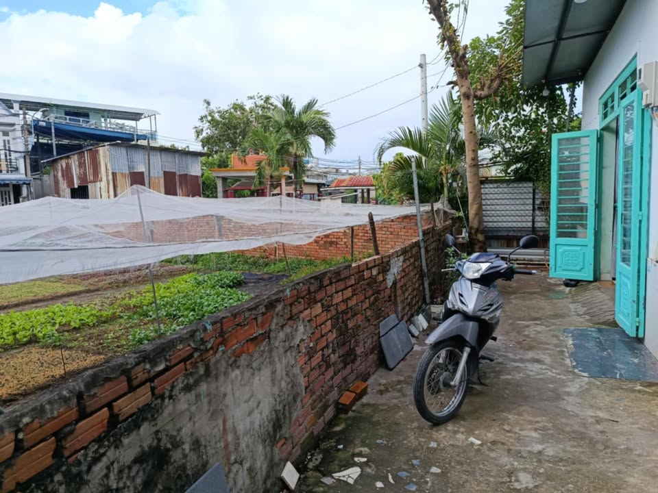 Nhà bán Thới Tứ, Hóc Môn 60m² giá 1.1 tỷ - Gần sân bóng, chính chủ!