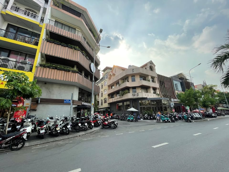 Nhà mặt tiền Phan Xích Long 64m² giá 75 triệu - Có thang máy tiện lợi!