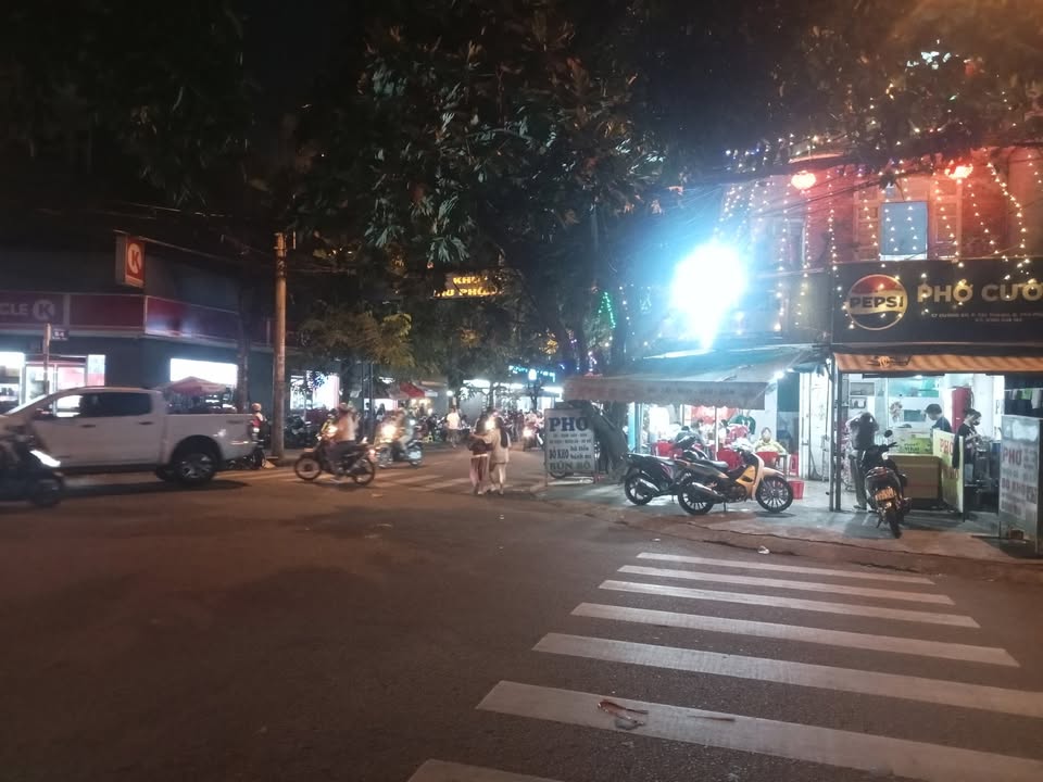 Cho thuê quán phở góc 2MT Tây Thạnh, 140m² chỉ 12 triệu/tháng - Khu vực đông đúc, tiềm năng kinh doanh lớn!