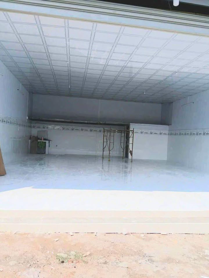Mặt bằng cho thuê tại ngã tư Bình Thung-Dĩ An, 102m² giá 8 triệu - Vị trí đắc địa cho kinh doanh!