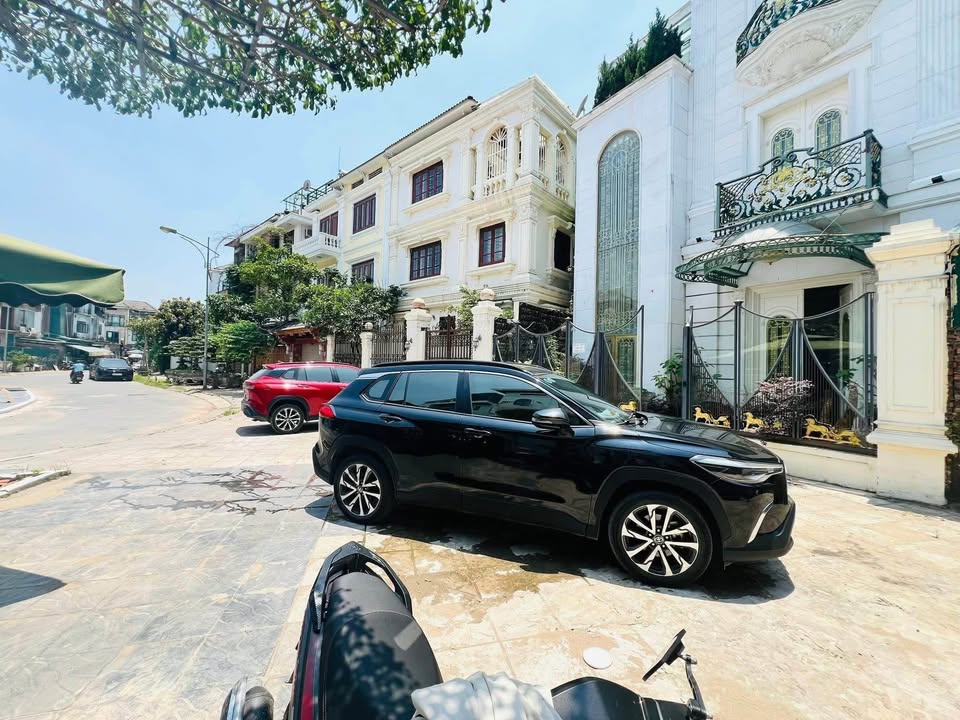 Biệt thự Thành phố Giao lưu 234m² giá 89.6 tỷ - Nội thất cao cấp, bể bơi sang trọng!