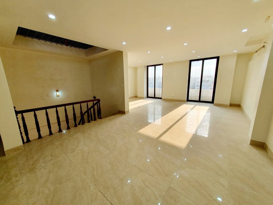 Cho thuê nhà mặt phố Xuân La, Tây Hồ 100m² giá 60 triệu - Kinh doanh sầm uất, ô tô đỗ cửa!