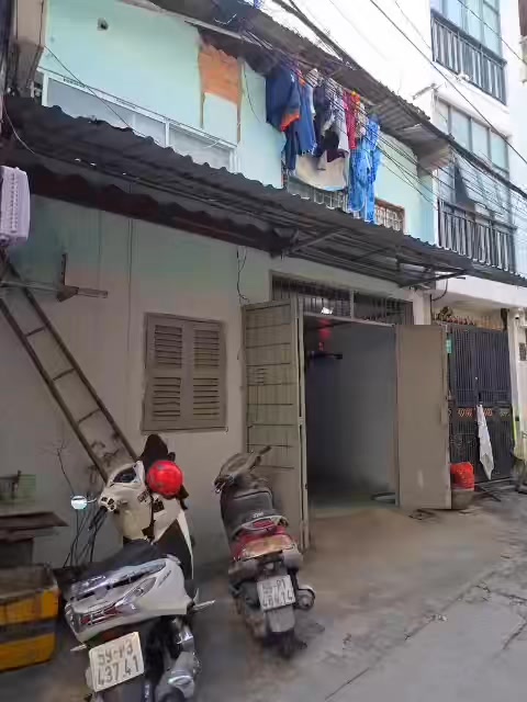 Nhà hẻm Lạc Long Quân Tân Bình 43.59m² giá 4.65 tỷ - Hẻm yên tĩnh, gần chợ!