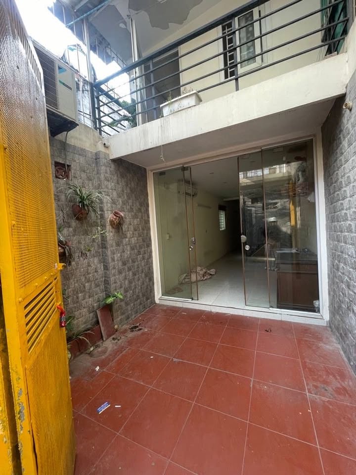 Nhà tập thể Mai Động 42m² giá thỏa thuận - Lô góc thoáng sáng gần phố!