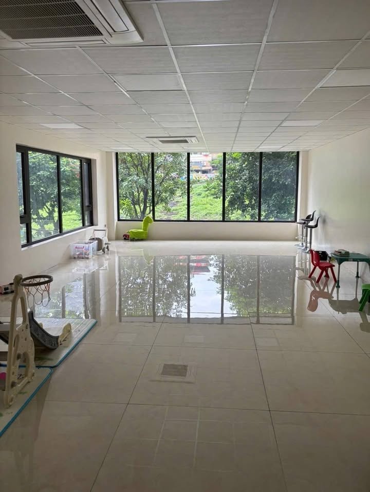 Cho thuê văn phòng Mipec Long Biên 120m² giá 12 triệu - Không gian yên tĩnh, chuyên nghiệp!