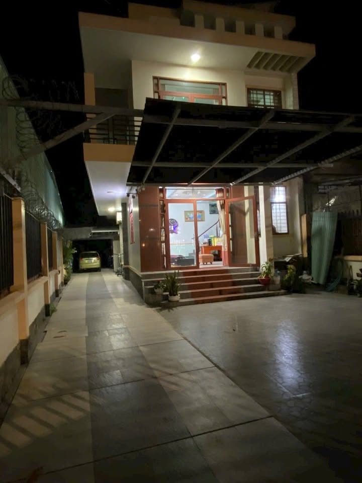 Nhà mặt tiền Đồng Văn Cống, Giồng Trôm, 290m² giá 9 tỷ - Sổ hồng chính chủ!