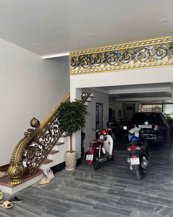 Nhà mặt tiền 3 tầng Đồng Khởi, Bàu Vá - 92m² giá 7.9 tỷ - Thiết kế tân cổ điển sang trọng!