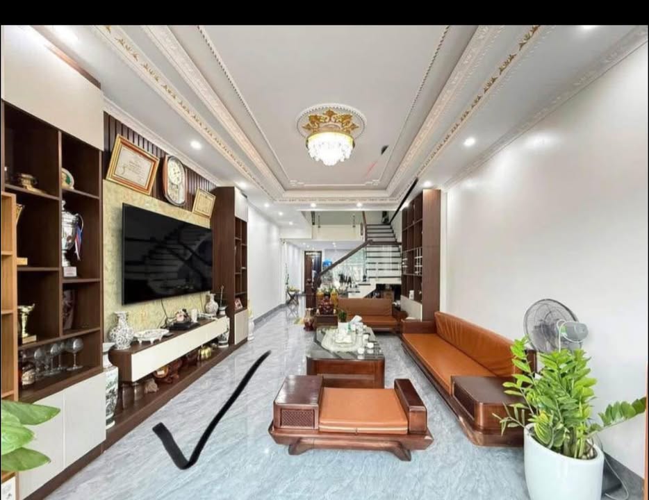 Nhà 3 tầng Nguyễn Trãi 127m² giá 3 tỷ - Nội thất đầy đủ, an ninh tốt!