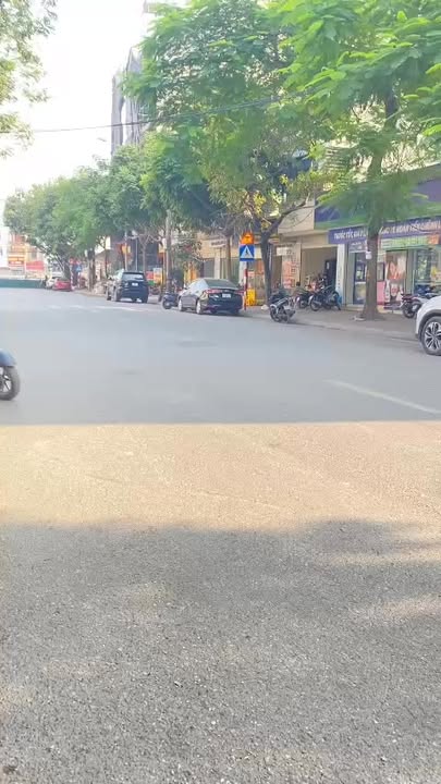 Nhà mặt phố Trạm, Long Biên 90m² giá 37 tỷ - Vị trí đắc địa, kinh doanh dòng tiền!