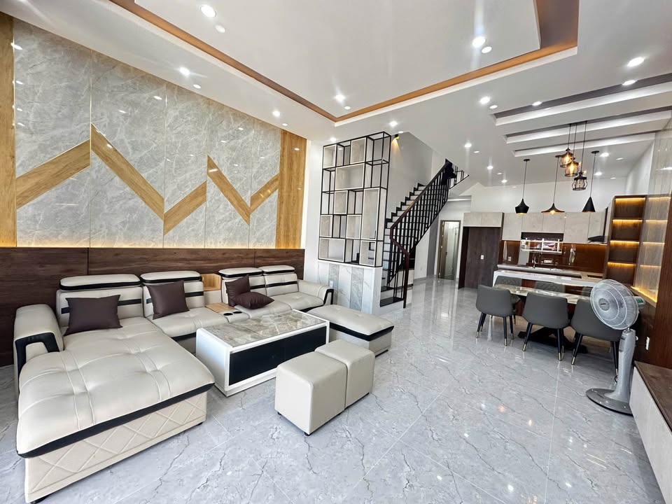 Nhà 3 Tầng Mới Đẹp tại Hòa Xuân, Đà Nẵng 100m² giá 8.5 tỷ - Thiết kế hiện đại, tiện ích đầy đủ!