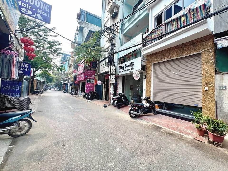 Mặt phố Cầu Giấy 38m² giá 16.2 tỷ - Kinh doanh sầm uất, ô tô tránh