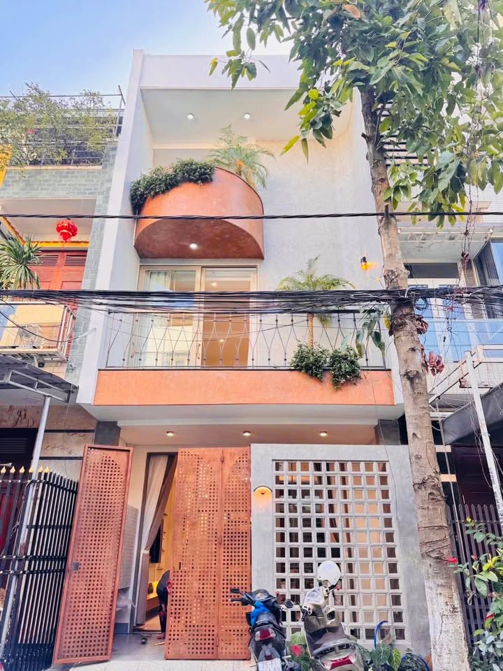 Nhà 3 tầng mặt tiền Nguyễn Tất Thành 70m² giá 7.85 tỷ - Sẵn sàng vào ở ngay!