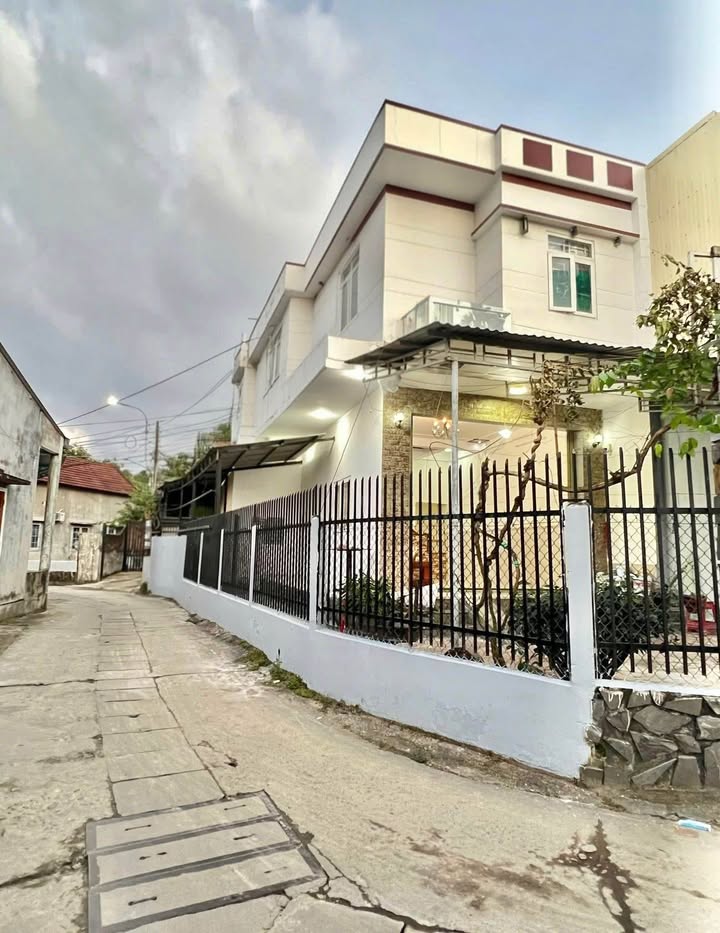 Nhà phố góc tại An Phú Sinh 144m² giá 2 tỷ - Hướng Tây Bắc, sân vườn thoáng đãng!