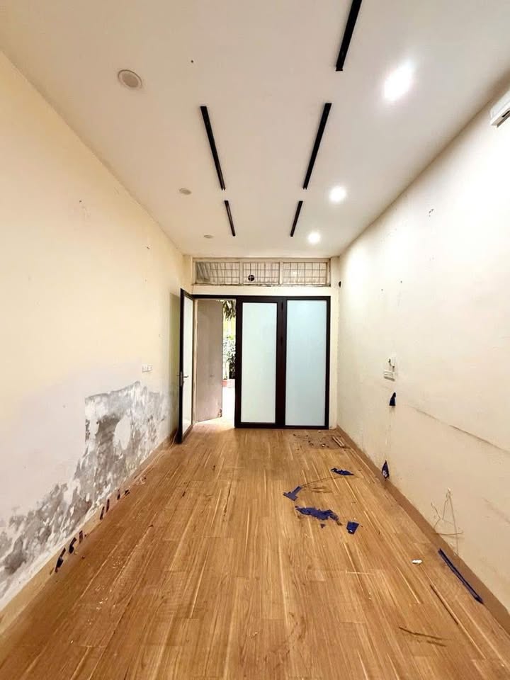 Nhà phố Nghĩa Tân Cầu Giấy 35m² giá 11 tỷ - Kinh doanh sầm uất, ô tô tránh!