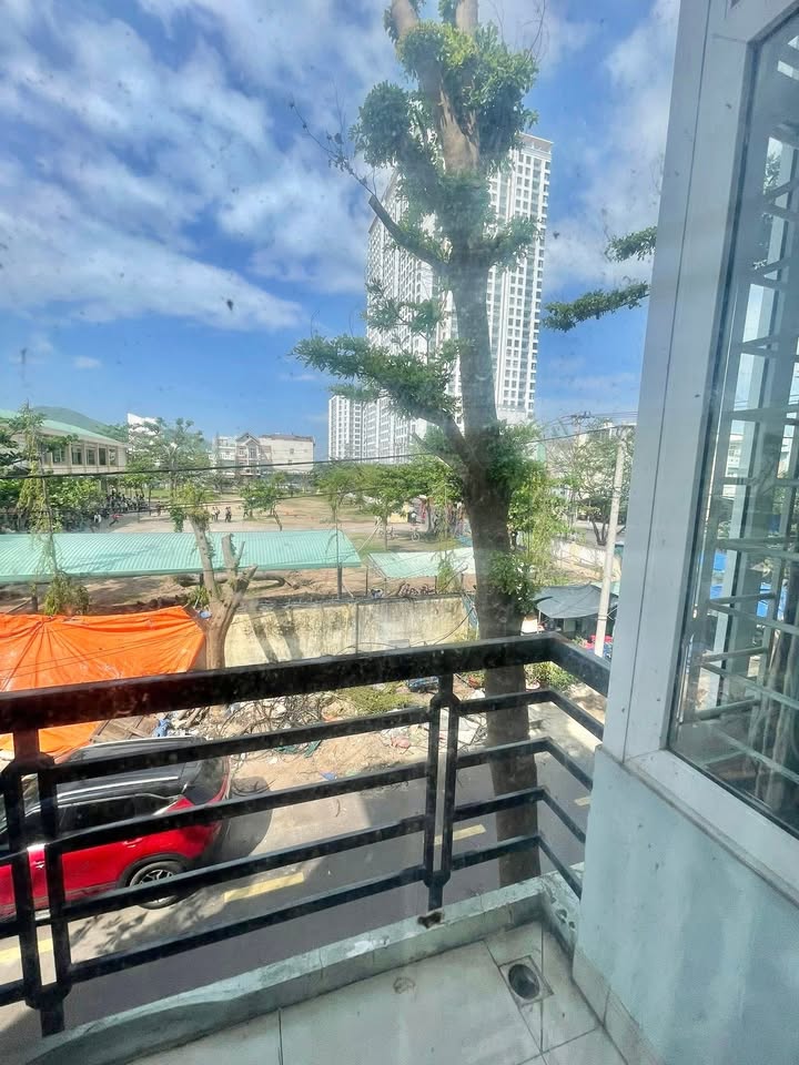 Nhà Ôm góc 2 mặt tiền Hoàng Anh Gia Lai 62m² giá 5 tỷ - Đường 12m tiện lợi!