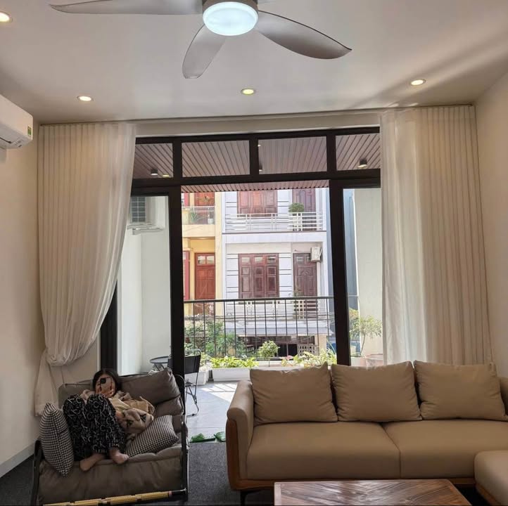 Nhà 4,5 tầng mặt đường KĐT Bãi Viên 64m² giá 5.6 tỷ - Full nội thất, sẵn sàng ở ngay!