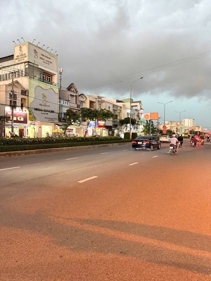 Nhà mặt tiền đường Nguyễn Văn Cừ 99m² giá 15 tỷ - Cơ hội đầu tư kinh doanh tốt!