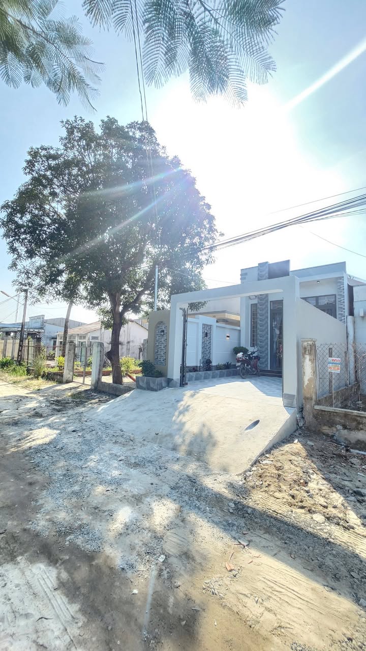 Nhà hẻm 20 Ngô Quyền, Hòa Thành, 136m² giá 1.37 tỷ - Xe ô tô vào thoải mái!