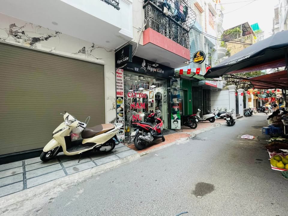 Nhà chính chủ Cầu Giấy 40m² giá 11.3 tỷ - Vị trí đắc địa, sẵn sàng vào ở!