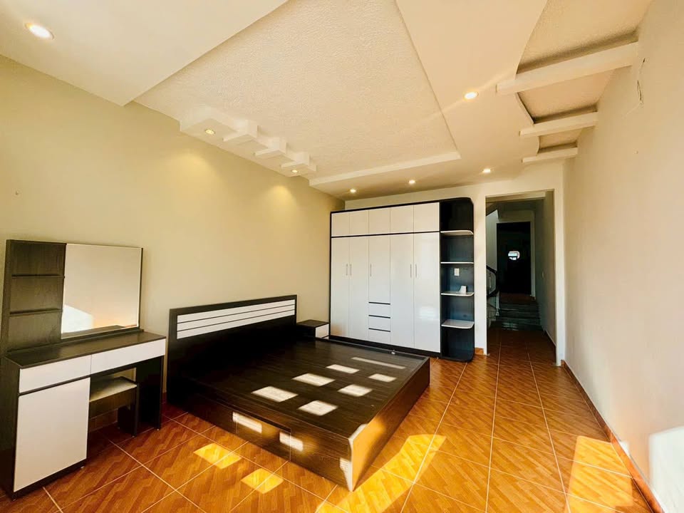 Nhà mặt đường Kiều Sơn – Văn Cao 82m² giá 22 triệu - Cơ hội kinh doanh tuyệt vời!