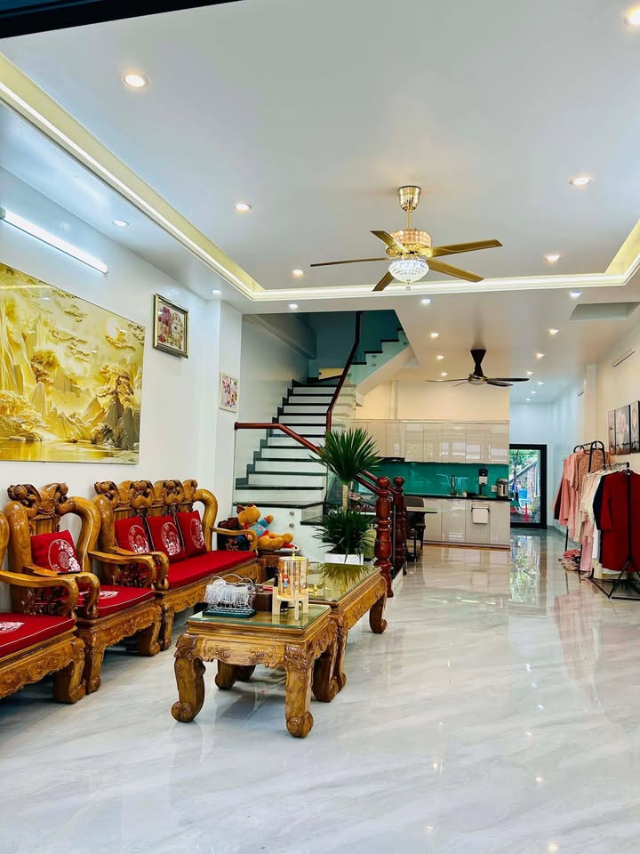 Nhà 3 tầng khung cứng tại phố Lê Chân, 190m² giá 3.85 tỷ - Không ngập lụt, gara ô tô