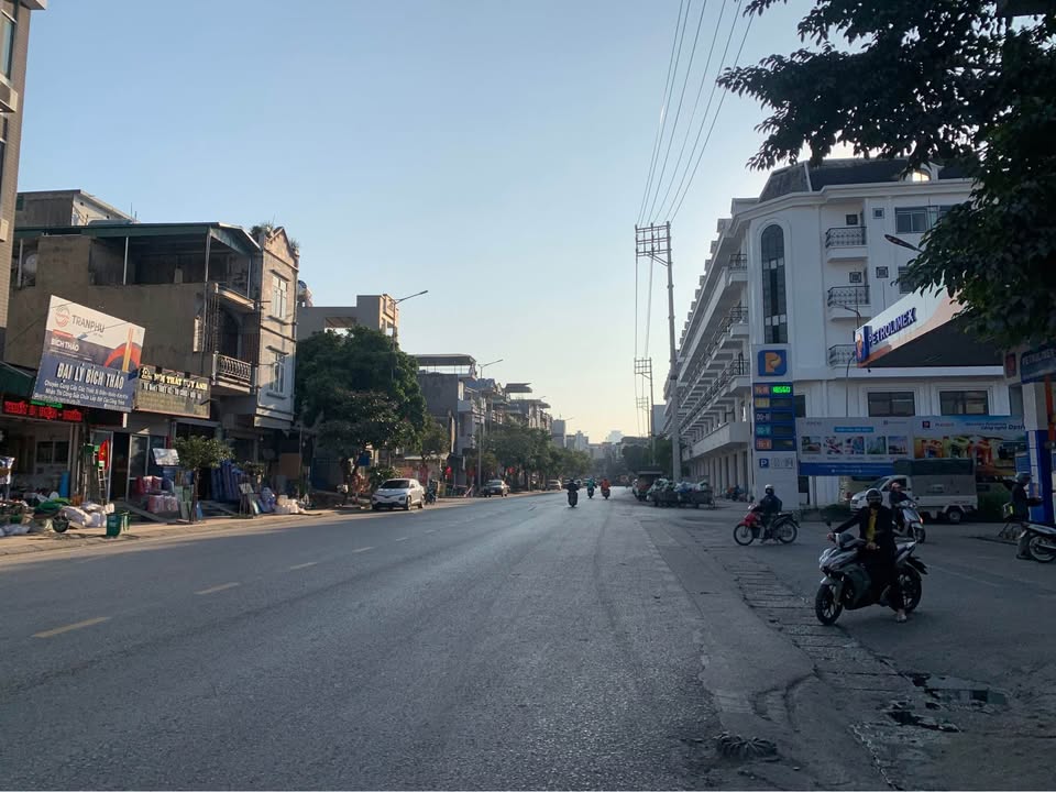 Nhà 4 Tầng Mặt Đường Cao Xanh, Hạ Long 27m² giá 3.95 tỷ - Kinh doanh ổn định