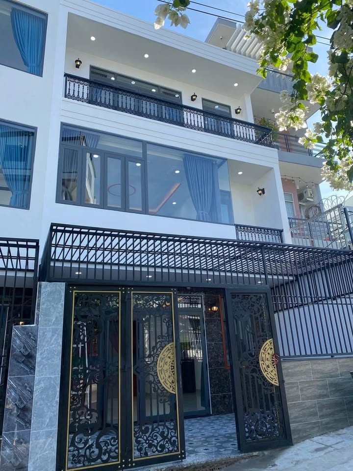 Nhà 3 tầng mặt tiền đường Mai An Tiêm, Ninh Thuận 66m² giá 6.9 tỷ - Thiết kế hiện đại, ô tô vào tận nhà!