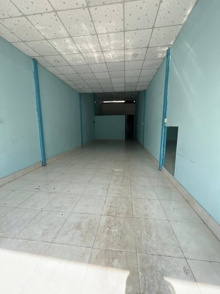 Nhà bán tại Dĩ An 80m² giá 5.5 tỷ - Đường thông ra chợ Ngã ba Ông Xã!