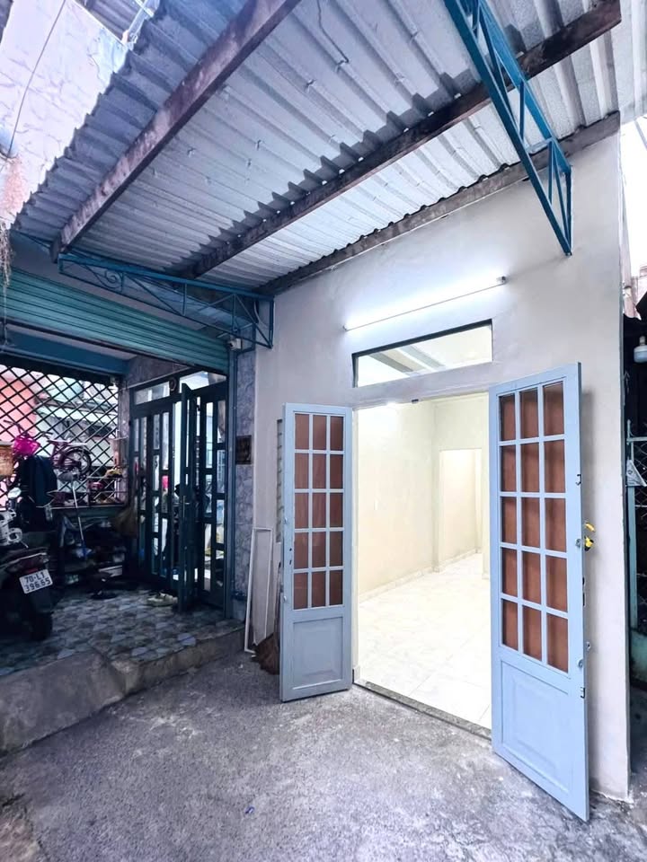 Nhà riêng Bà Điểm Hóc Môn 27m² giá 2.2 tỷ - Sổ hồng riêng, thương lượng ngay!