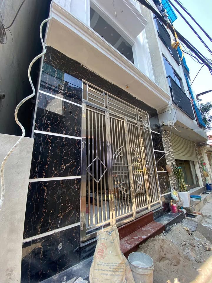 Nhà 5 tầng Hữu Lê, Huyện Thanh Trì 160m² giá 6 tỷ - Hoàn thiện đẹp mắt, tiện di chuyển!