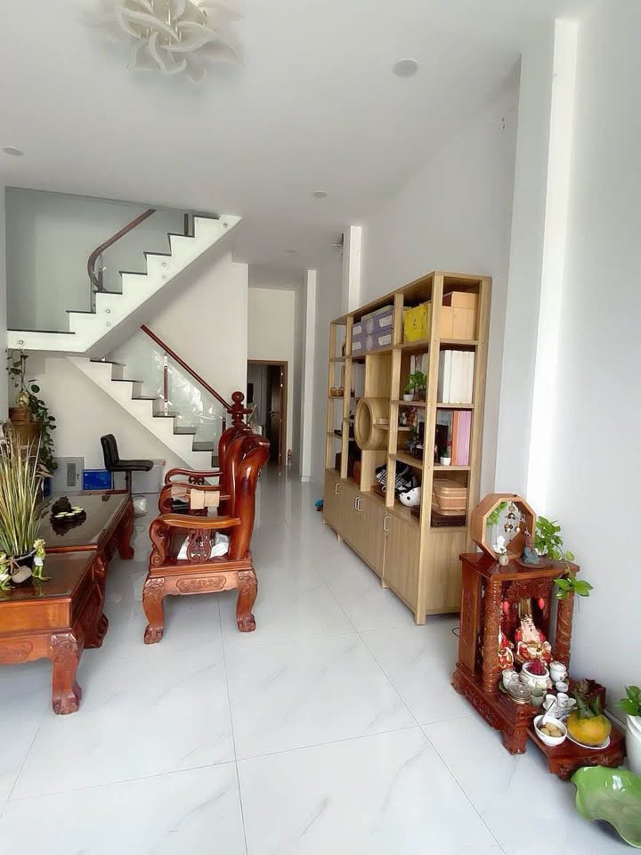 Nhà 1 trệt 2 lầu đường Cách Mạng Tháng 8, phường Cao Lãnh, 77.9m² giá 3.3 tỷ - Kinh doanh nhỏ lý tưởng!