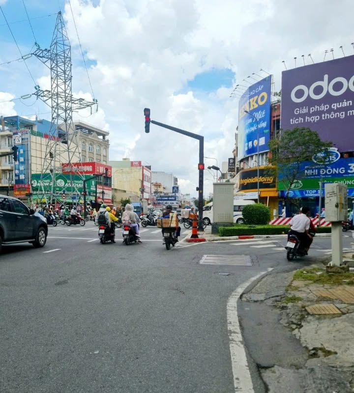 Nhà mặt tiền Trịnh Đình Trọng, Tân Phú 125m² giá 13 tỷ - Kinh doanh đắc địa!