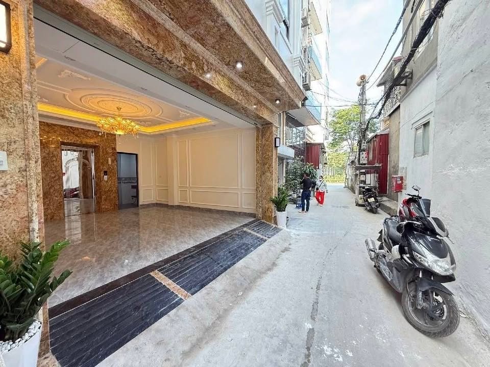 Căn hộ 8 tầng thang máy phố Âu Cơ 50m² giá 13 tỷ - Thiết kế sang trọng, view hồ tuyệt đẹp!
