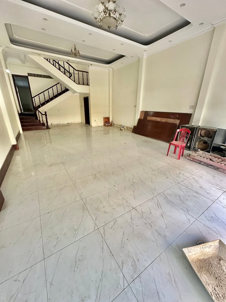 Nhà nguyên căn mặt tiền Trần Hưng Đạo, 90m² - Kinh doanh tuyệt vời!