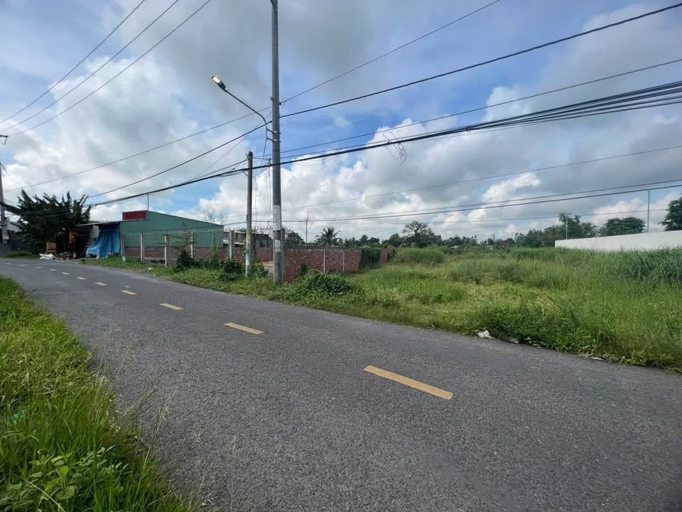 Đất nền Phú Hòa, Long Xuyên 1.084m² giá 5 tỷ - Sổ đỏ chính chủ, đường nhựa rộng rãi!