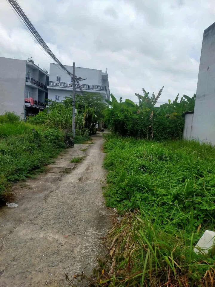 Đất 2 mặt tiền hẻm xe hơi tại Long Hậu 105m² - Sổ hồng chính chủ, giá chỉ 1.8 tỷ!