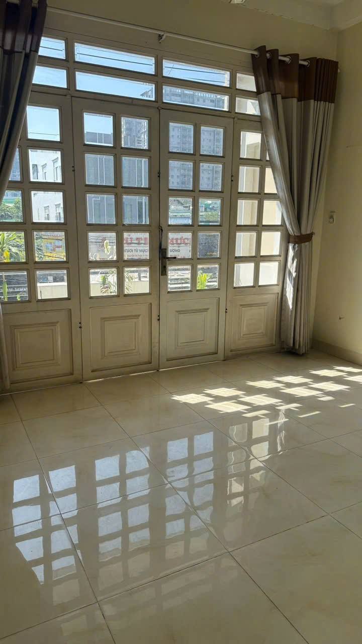 Nhà mặt tiền đường Nguyễn Thị Thập, Quận 7 - Thích hợp kinh doanh, giá 35 triệu/tháng!