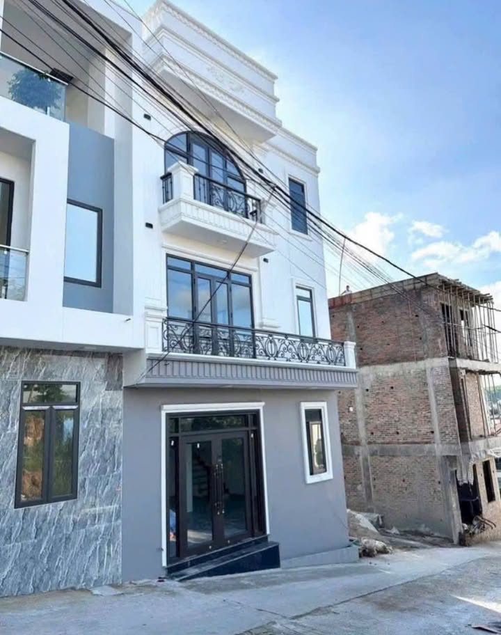 Nhà 3 tầng Cột 8, Hạ Long 52.6m² giá 2 tỷ - Cần bán gấp!