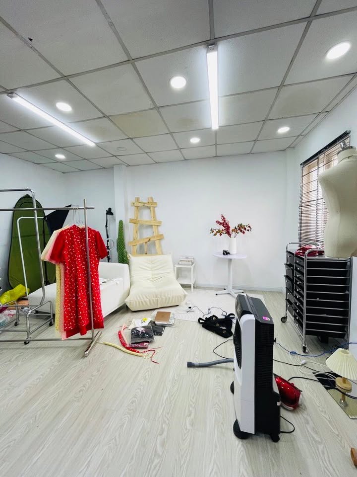 Nhà phố Phú Nhuận 102m² giá 9.5 tỷ - Vị trí trung tâm, thuận tiện ngay sân bay!