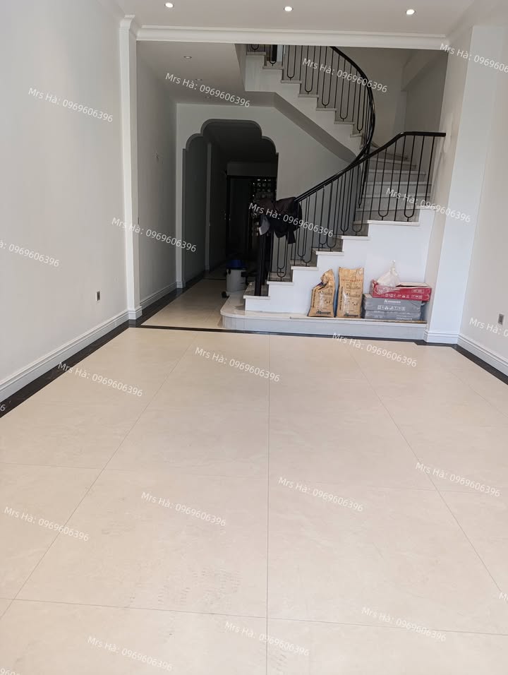 Nhà đẹp tại Phường Việt Hưng, Quận Long Biên, 100m² giá chỉ 1.2 tỷ - Sẵn sàng đón chủ mới!