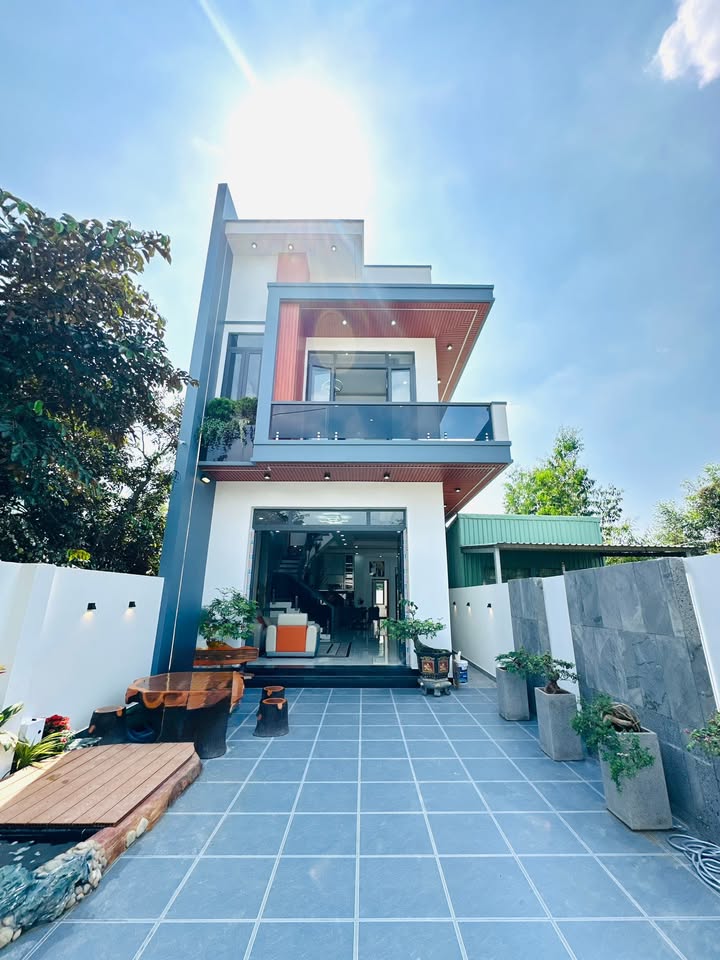 Villa Sân Vườn Hồ Cá Koi Long Thượng 180m² giá 4.6 tỷ - Thiết kế hiện đại, sẵn sàng ở ngay!