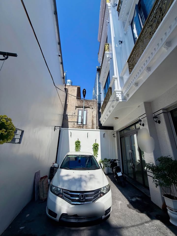 Nhà 4 tầng Hồ Sen 2, 62m² giá 7.68 tỷ - Ô tô đỗ cửa, an ninh tốt!