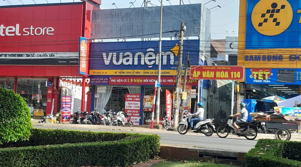 Nhà cấp 4 Thị trấn Định Quán 200m² giá thỏa thuận - Hẻm xe hơi đổ cửa!
