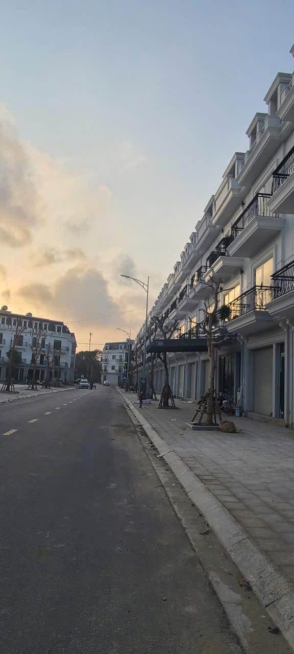 Bán gấp FrontHouse 4 tầng MB Hồ Sen 90m² giá 5 tỷ - Vị trí đắc địa tiện ích bạt ngàn!